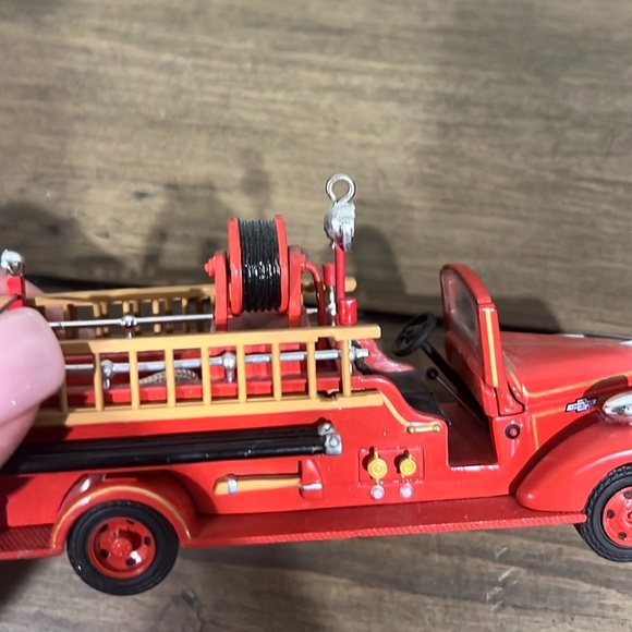 Hallmark 2005 Chevy vintage fire truck ornament - Picture 7 of 8